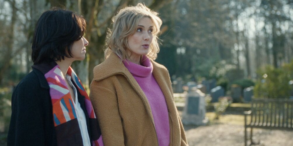 Hélène Bizot dans le rôle d'éléonore et Sabine Perraud dans le rôle Charlie se parlent dans un cimetière
