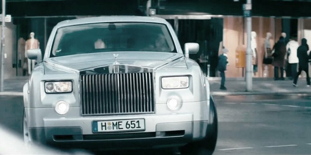 Une Rolls-Royce prends un virage dans un carrefour de la ville de Berlin